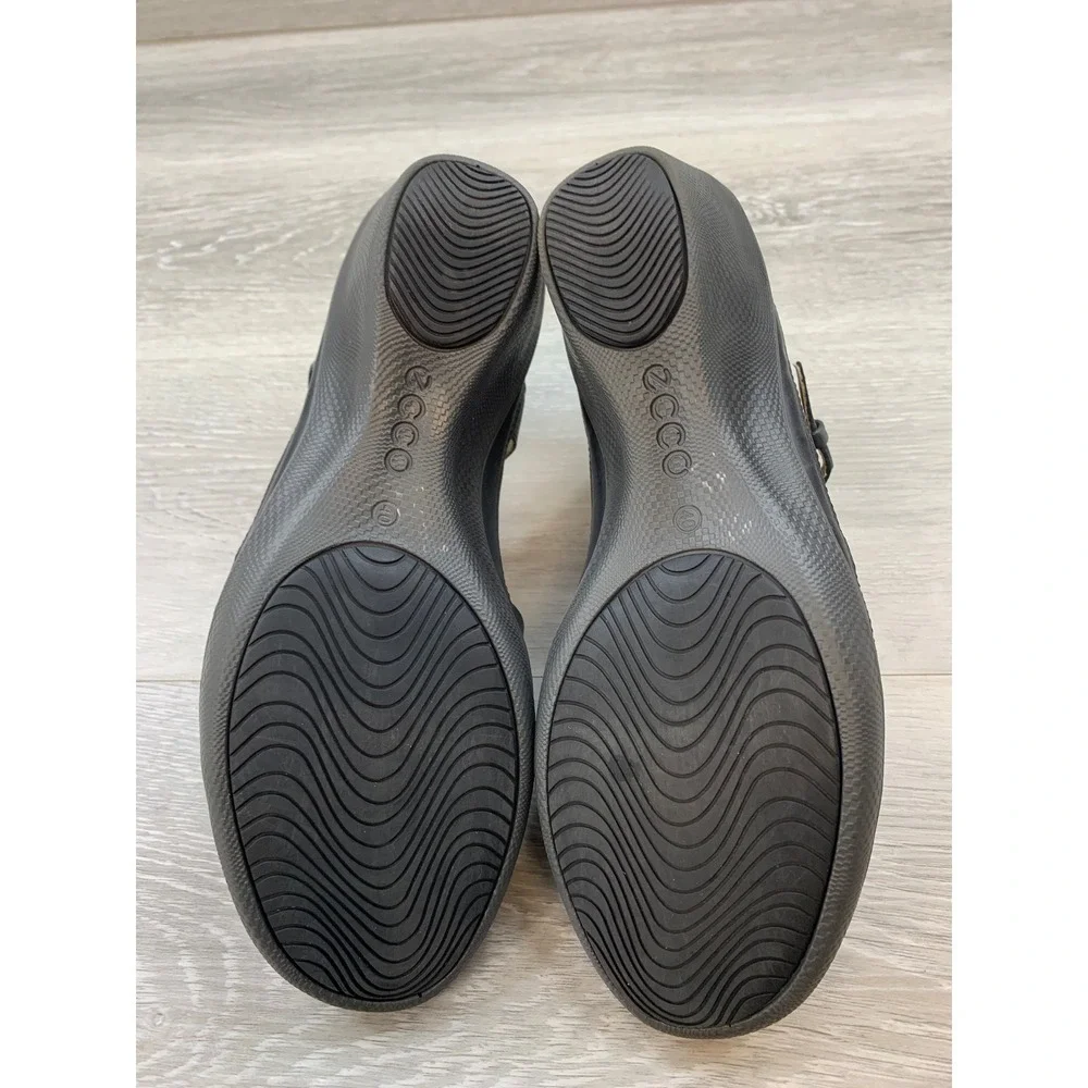 ECCO Women's Black Leather Strappy Wedge Sandals 9 T-Strap Buckle Comfort Shoes